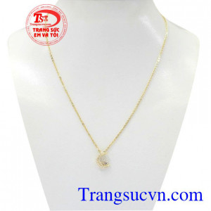 Dây chuyền nữ xinh xắn được nhập khẩu từ Hàn Quốc, đây là sản phẩm sẽ được nhiều phái đẹp yêu thích.