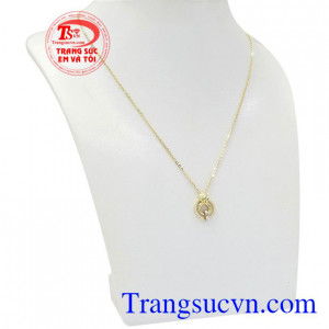 Dây chuyền vàng nữ tinh tế sẽ là món quà đầy ý nghĩa dành cho chị em vào những dịp đặc biệt.