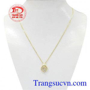 Dây chuyền vàng nữ tinh tế được chế tác độc đáo mang lại vẻ cá tính, thu hút cho phái đẹp.