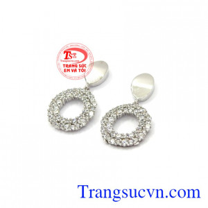 Hoa tai đính đá thời thượng tôn lên sự thanh tú, nhẹ nhàng và quý phái, là món quà tuyệt vời cho người thân và bạn bè