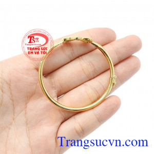 Sản phẩm được chế tác từ vàng 10k chuấn chất lượng cao,Lắc tay nơ vàng trẻ em