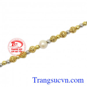 Từ xưa đến nay ngọc trai được xem là “Nữ hoàng của trang sức”, bao giờ người ta cũng dùng ngọc trai để gắn lên Vương miện của Vua, Nữ hoàng và cả vương miện các Hoa Hậu ngày nay nữa,Lắc tay nữ ngọc trai