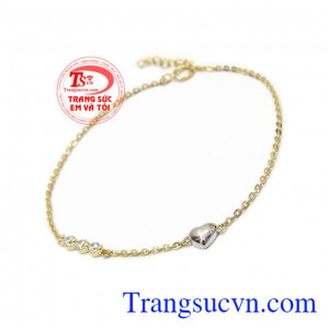 Lắc tay nữ vàng trái tim với thiết kế nhẹ nhàng, dịu dàng mang lại vẻ nữ tính cho phái nữ,Lắc tay nữ vàng trái tim