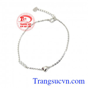 Với thiết kế mảnh mai, trang nhã mang lại vẻ nữ tính cho các bạn nữ,Lắc tay nữ vàng trắng trái tim