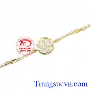 Sản phẩm thích hợp với mọi lứa tuổi, phù hợp làm quà tặng cho người thân hoặc bạn bè,Lắc tay nữ vàng Van cleef