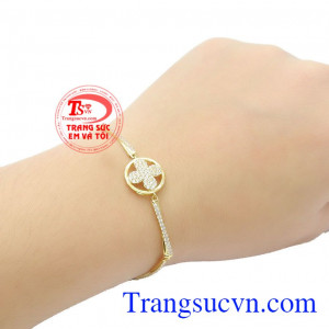 Lấy ý tưởng từ hình cỏ bốn lá của thương hiệu Van Cleef & Arpels mang lại vẻ sang trọng và tinh tế cho người sử dụng,Lắc tay nữ vàng Van cleef