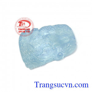 Đá aquamarine mang lại nguồn năng lượng tốt giúp giảm căng thẳng, xua tan lo lắng, tăng khả nắng tập trung