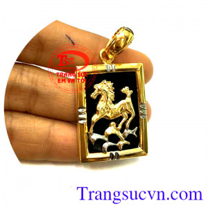 Mặt dây chuyên nam vàng tây đá đen uy tín nhiều năm được khách hàng bình chọn, mang lại bình an, may mắn cho người đeo.