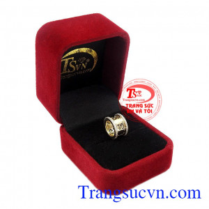 Mặt dây còn được đính thêm đá làm tăng vẻ nổi bật và sang trọng cho người dùng.