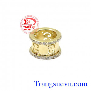 Mặt dây vàng màu nhập khẩu là sản phẩm nhập khẩu từ Hàn Quốc.