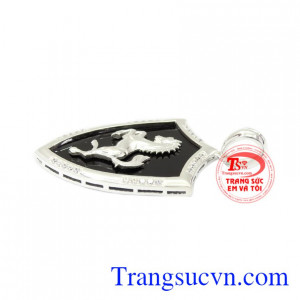 Mặt dây nam bạc quyền lực kết hợp với dây chuyền bạc mang lại vẻ nam tính, trẻ trung cho phái mạnh.