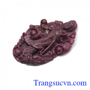 Đá ruby là đá quý thiên nhiên được nhiều người săn lùng không chỉ bởi sự quý hiếm mà còn mang nhiều ý nghĩa may mắn khắc