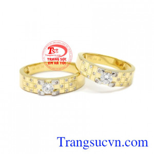 Nhẫn cưới vàng bền chặt là sản phẩm vàng 10k, thiết kế bắt mắt, sang trọng. 