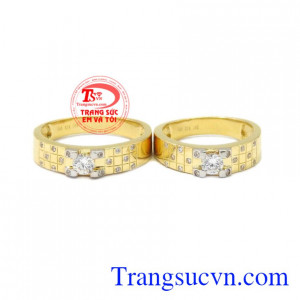 Nhẫn cưới vàng bền chặt là sự tượng trưng cho gắn kết trọn đời giữa đôi lứa, là minh chứng cho tình yêu hạnh phúc lứa đôi.
