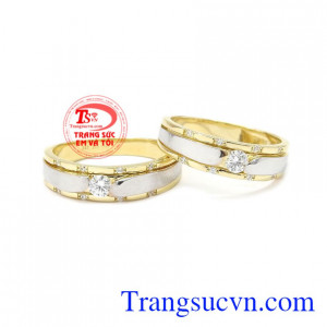 Nhẫn cưới vàng gắn kết là sản phẩm hiện được nhiều cặp đôi yêu thích bởi nét đơn giản nhưng cũng không kém phần tinh tế của nó.