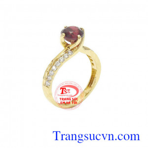 Nhẫn granet đẹp sang trọng tượng trưng cho sự may mắn, hạnh phúc