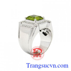 Nhẫn nam bạc Peridot đẹp phù hợp cho những người mệnh Hỏa và mệnh mộc.
