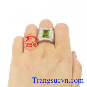 Nhẫn nam bạc Peridot đẹp sẽ đem lại nhiều may mắn cho người đeo. 