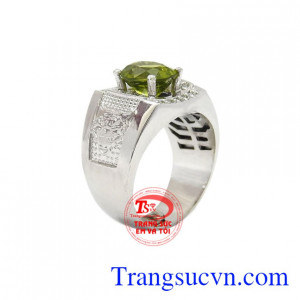 Nhẫn nam bạc Peridot được chế tác đá Peridot thiên nhiên, nhẫn bạc chạm khắc hình hổ dũng mãnh tạo nên vẻ nam tính cho người đeo. 
