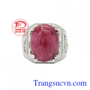Nhẫn nam bạc Ruby dễ kết hợp với nhiều kiểu quần áo.