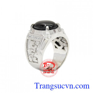 Nhẫn nam bạc Sapphire sao đẹp được chế tác cá tính, chạm khắc rồng quyền lực.