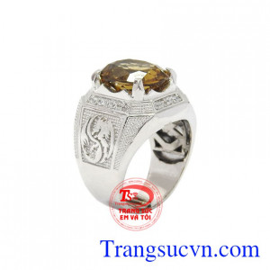 Nhẫn nam bạc thạch anh vàng khói được thiết kế bắt mắt, sang trọng, tinh tế.
