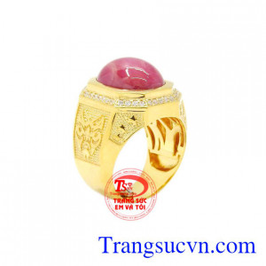 Nhẫn nam vàng Ruby sao đẹp được chạm khắc tỉ mỉ, chế tác vô cùng đẹp mắt.