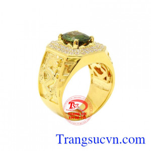 Nhẫn nam vàng Sapphire sang trọng được chế tác từ sapphire xanh thiên nhiên và vàng 14k.