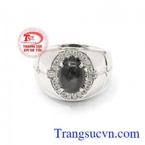 Đá sapphire được xem là viên đá biểu tượng cho sự giàu sang,tình yêu,Nhẫn nam vàng trắng Sapphire sao