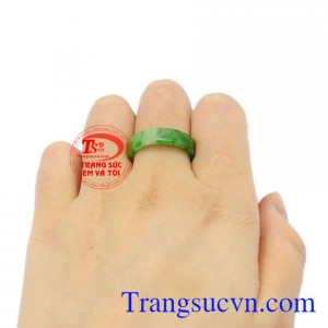 Nhẫn ngọc Jadeite chất lượng đeo hợp thời trang.