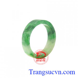 Nhẫn ngọc Jadeite chất lượng được chế tác đẹp mắt, có giấy kiểm định đá quý uy tín.
