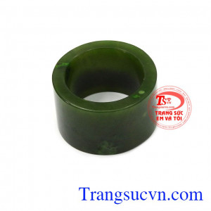 Nhẫn ngọc Nephrite đẳng cấp là biểu tượng của quyền quý, sự cao sang nên thường được vua quan, quý tộc yêu thích