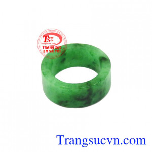 Nhẫn ngọc ngón út Jadeite sẽ là sự lựa chọn hoàn hảo để làm quà tặng cho người thân, bạn bè.