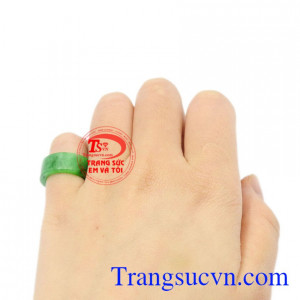 Nhẫn ngọc ngón út Jadeite thiên nhiên có giấy kiểm định đá quý uy tín.