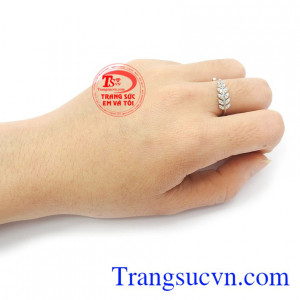 Nhẫn nữ vàng trắng thương hiệu Em Và Tôi uy tín, chất lượng, giao hàng nhanh trên toàn quốc.