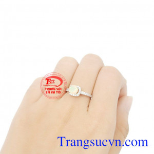 Nhẫn nữ vàng gắn đá Opal thiên nhiên
