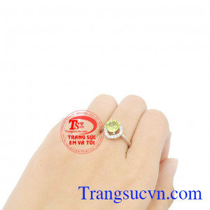 Nhẫn Peridot thiên nhiên