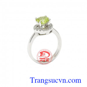 Nhẫn nữ Peridot tài lộc tôn vinh dành tặng cho phái đẹp