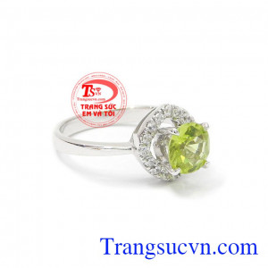 Nhẫn nữ Peridot tài lộc hợp với người mệnh hỏa và mệnh mộc