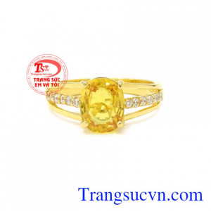 Nhẫn nữ Sapphire vàng chất lượng phù hợp cho những người mệnh Kim và mệnh Thổ.