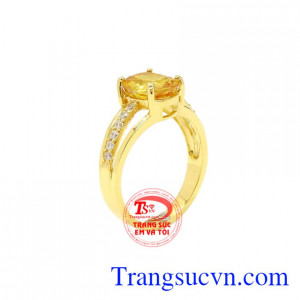 Nhẫn nữ Sapphire vàng chất lượng được chế tác từ vàng 18k và đá sapphire vàng thiên nhiên màu sắc đẹp.