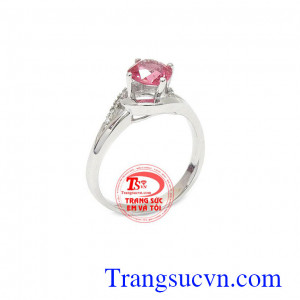 Nhẫn nữ Spinel đá quý thiên nhiên được thiết kế vô cùng đẹp chắc chắn sẽ làm bạn nữ yêu thích