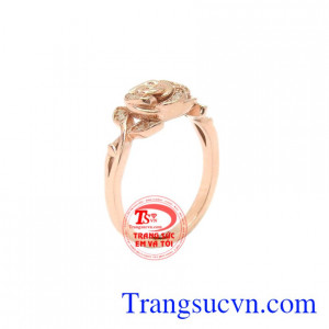 Nhẫn nữ vàng hoa hồng được chế tác từ vàng hồng 10k, thiết kế tỉ mỉ.