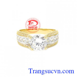 Nhẫn nữ vàng nổi bật sẽ khiến cho các cô nàng thu hút hơn, nổi bật hơn.