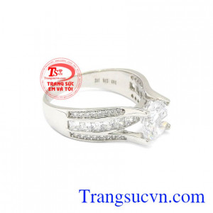 Nhẫn nữ vàng trắng nổi bật sẽ là món quà xinh xắn dành tặng cho người thương vào những dịp đặc biệt.