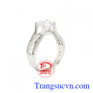 Nhẫn nữ vàng trắng nổi bật sẽ được nhiều phái đẹp yêu thích và lựa chọn.