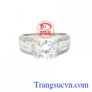 Nhẫn nữ vàng trắng nổi bật được thiết kế đẹp mắt, công phu. 