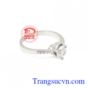 Nhẫn nữ vàng trắng trái tim đẹp đeo hợp thời trang.