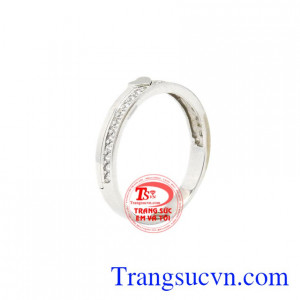 Nhẫn nữ vàng trắng trái tim nhỏ xinh được chế tác tinh tế từ vàng 18k chất lượng.