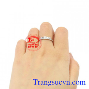 Nhẫn nữ vàng trắng trái tim nhỏ xinh sẽ là món quà khiến phái đẹp thích thú và hạnh phúc.